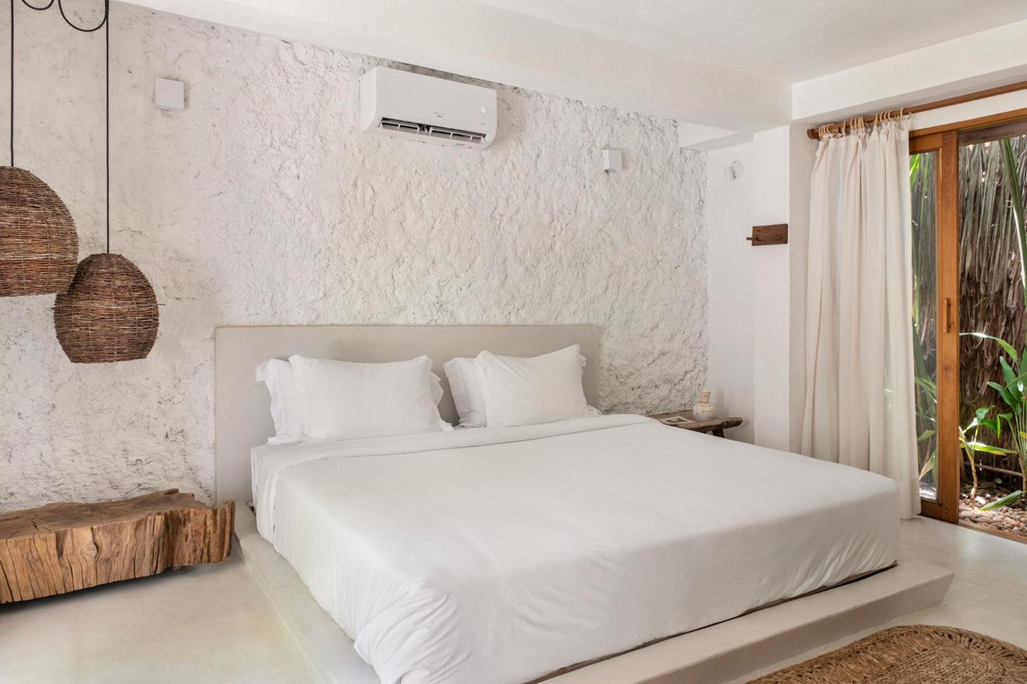 Suite with Private Pool,1557486829:JPEG